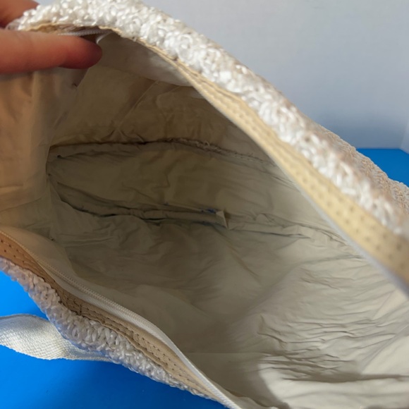 Elegant Cream Woven Shoulder Bag - Picture 8 of 9